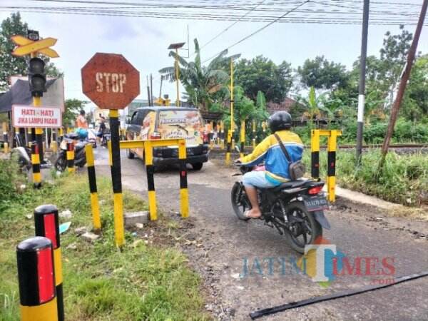 Kini TKP Laka Bus Vs KA Di Tulungagung Dipasang Sekat Pembatas Jalan