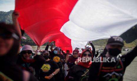 Bendera Merah Putih Raksasa Sepanjang 770 Meter Dikibarkan Di Jembatan