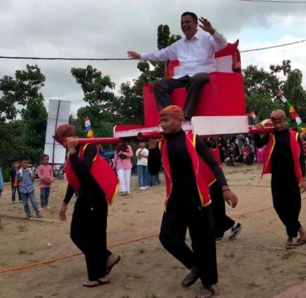 Hut Ri Ke Camat Naringgul Diarak Warga Naik Kursi Tandu Merah Putih