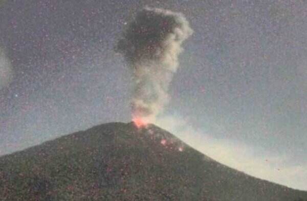 Gunung Ili Lewotolok Kembali Erupsi Malam Ini Lontaran Abu Km