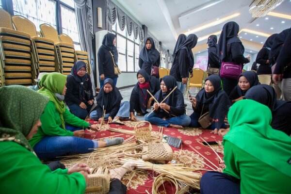 Kurangi Sampah Plastik Ribuan Ibu Ibu Diberdayakan Produksi Kantong