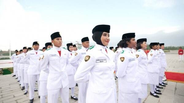 Siswi Asal Bali Jadi Pembawa Baki Upacara Penurunan Bendera Di Ikn