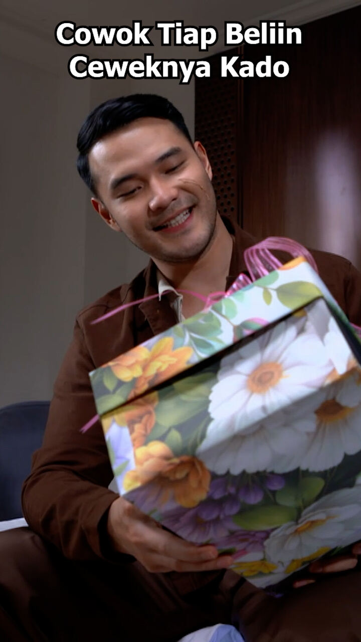 Cowok Tiap Beliin Ceweknya Kado