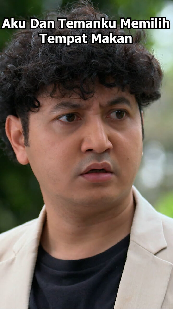 Aku Dan Temanku Memilih Tempat Makan