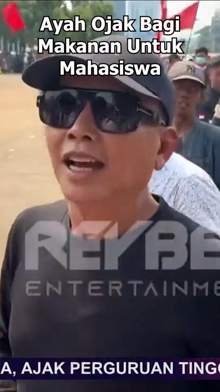 Ayah Ojak Bagi Makanan Untuk Mahasiswa