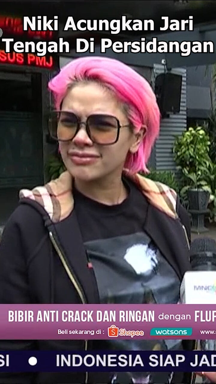 Niki Acungkan Jari Tengah Di Persidangan