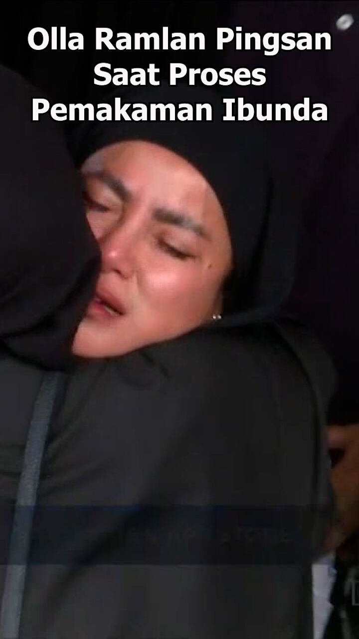 Olla Ramlan Pingsan Saat Proses Pemakaman Ibunda