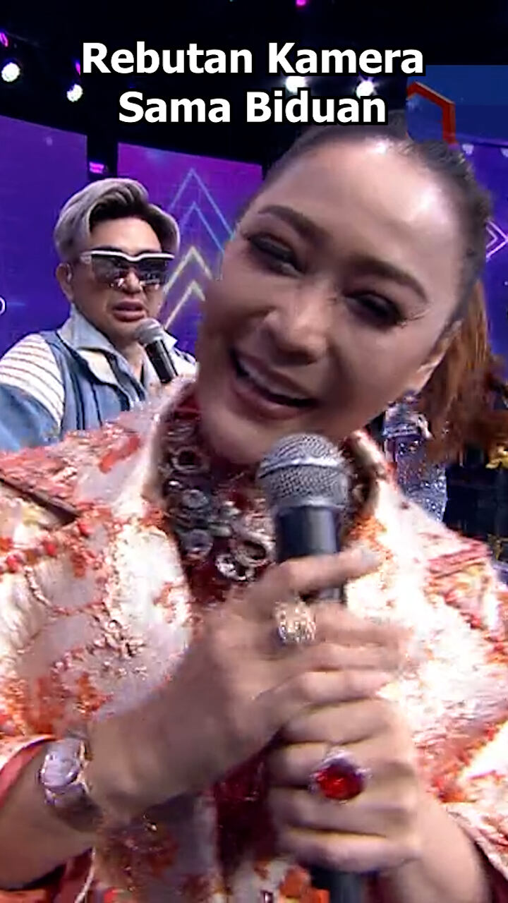 Rebutan Kamera Sama Biduan
