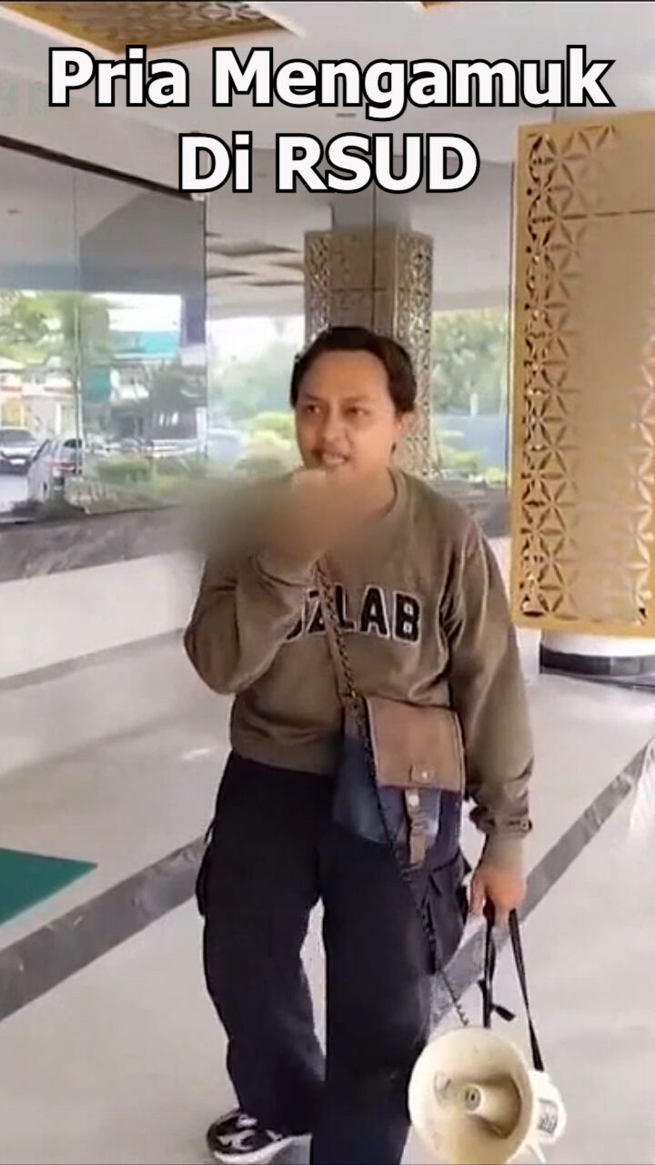 Aksi Seorang Pria Mengamuk Di Depan Rsud Karawang Setelah Anaknya Meninggal Dunia