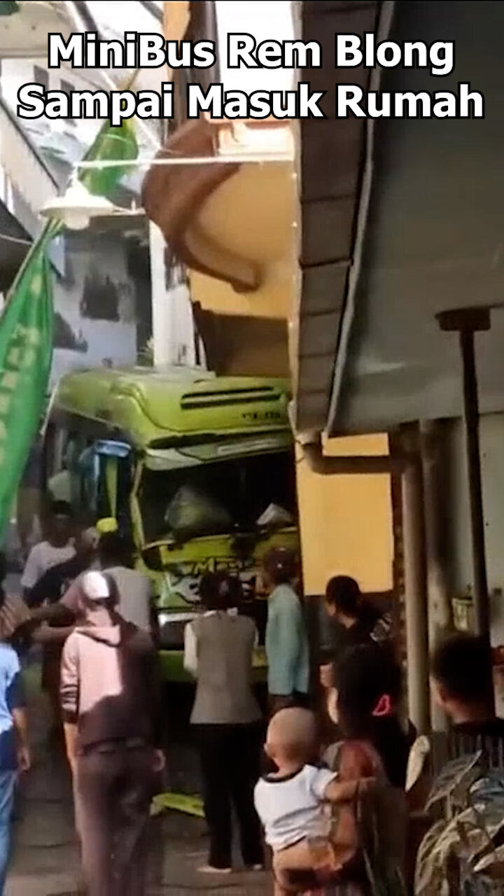Minibus Rem Blong Sampai Masuk Rumah