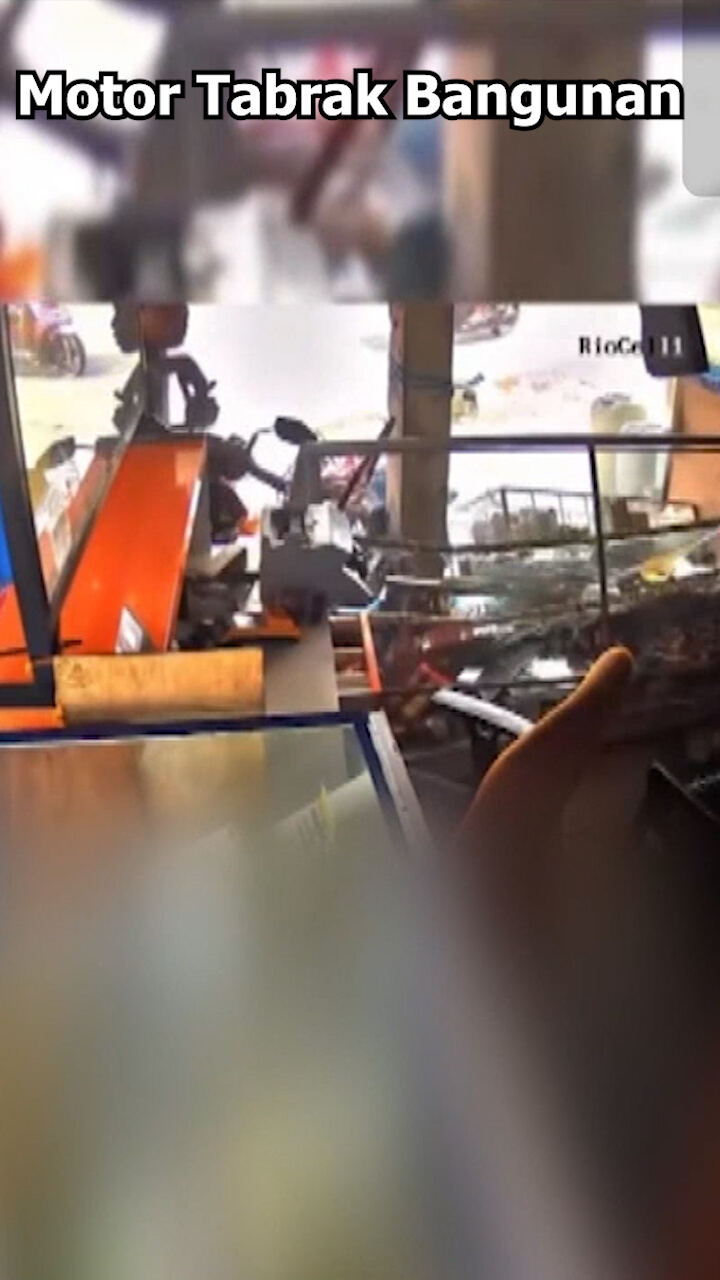 Motor Tabrak Bangunan