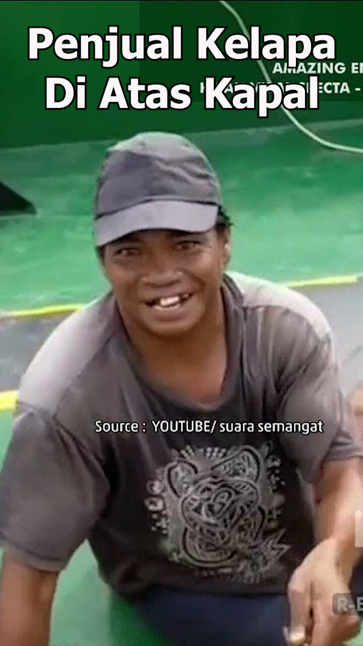Penjual Kelapa Di Atas Kapal