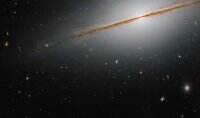 Teleskop Hubble Tangkap Foto Galaksi Berdebu Mirip Topi Meksiko
