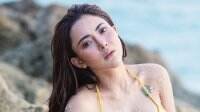 Potret Seksi Ayu Aulia Pakai Bikini Kuning