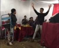 Viral Istri Ngamuk Angkat Kursi Lihat Suami Nyanyi Bareng Biduan Cantik di Acara Hajatan, Netizen: Sampe Begitu Kelakuan