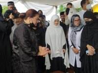 Astri Ivo Titikkan Air Mata Antar Jenazah Ibunda ke Peristirahatan Terakhir, Tetap Berusaha Tegar