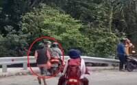 Video Viral Pengendara Motor Istirahat di Jalanan Didatangi Orang Minta Uang Parkir