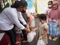Fantastis! Warga Solo Nukar Sampah Plastik, Langsung Dapat ‘Mobil Listrik’