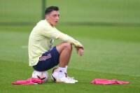 Tiba di Indonesia, Mesut Oezil Pamer Makan Rendang!