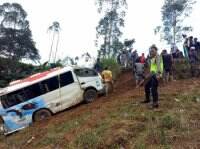 Nyaris Tabrakan dengan Avanza, Mobil Elf Masuk Jurang