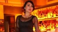 Gaya Tessa Kaunang Makin Hot, Pakai Baju dan Rok Transparan Duduk di Atas Meja!
