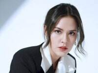 Kena Kembang Api Saat Manggung, Ekspresi Kesakitan Raisa Jadi Perbincangan Warganet