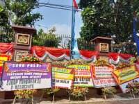Puluhan Karangan Bunga Banjiri Mabes Polri, Dukung Penuntasan Kasus Brigadir J