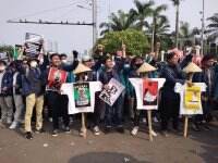 Demo Depan DPR, BEM SI Bawa Poster Sindiran yang Unik-unik