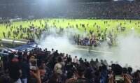 Takluk dari Persebaya, Suporter Arema FC Serbu Tengah Lapangan