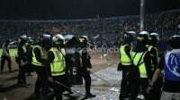 Menilik Aturan Gas Air Mata di FIFA Safety Regulations, `Tersangka` Chaos Arema FC vs Persebaya?