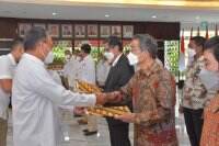 Arifin Tasrif Beri Penghargaan Dharma Karya Kepada 33 Insan Berjasa Di Sektor ESDM