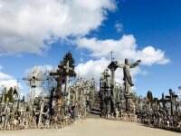 Seram Sekaligus Menakjubkan, Bukit Salib di Lithuania Dijamin Bikin Terpesona!