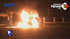 Mobil Boks Terbakar Di Pinggir Jalan