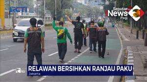 Relawan Bersihkan Ranjau Paku