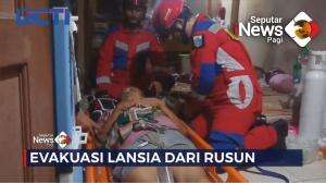 Evakuasi Lansia Dari Rusun