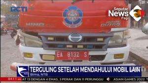 Mobil Damkar Terguling di Jalan Raya