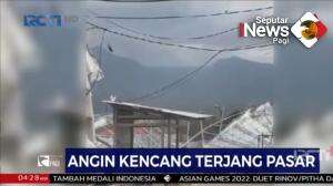 Angin Kencang Terjang Pasar di Bandung
