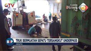 Truk Bermuatan Tersangkut di Underpass