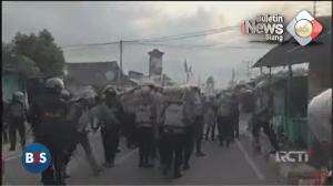 Polisi Bentrok Dengan Warga Mataram