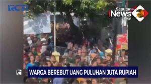 Warga Pekalongan Berebut Uang