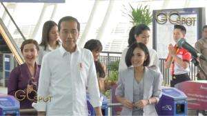 Presiden Jokowi Tinjau LRT Bareng Artis