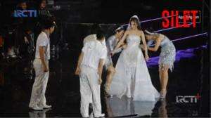 Bikin Baper! Rizky Febian Lamar Ulang Mahalini Saat Konser