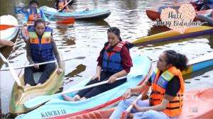 Hati Sang Bidadari - Bermain Kayak Dan Memproduksi Galendo Cemilan Khas Ciamis