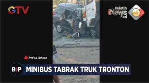 Minibus tabrak truk tronton