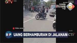 Uang Berhamburan Di Jalan