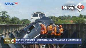 Mobil Tersangkut Di Jembatan Kereta Api