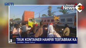 Truk Terobos Palang Pintu Kereta Api