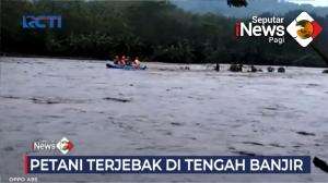 Petani Terjebak Di Tengah Banjir