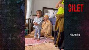 Gemas! Cipung Pakai Peci Dan Belajar Sholat