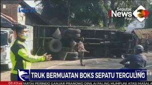 Truk Bermuatan Boks Sepatu Terguling